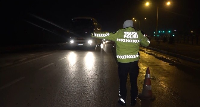 43 ilin geçiş noktasında “HES kodu” denetimi...Sürücü ve yolcular tek tek kontrol ediliyor