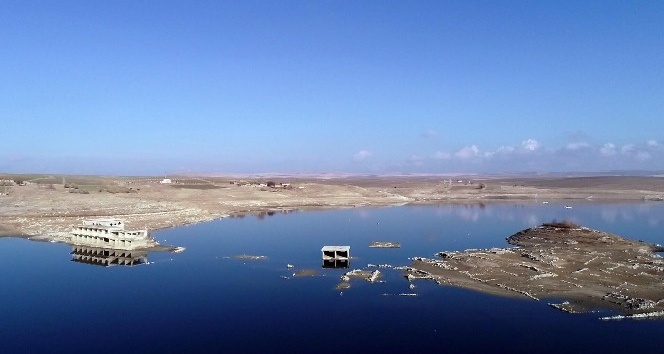 Kuraklık 26 yıl sonra baraj altındaki köy gün yüzüne çıktı