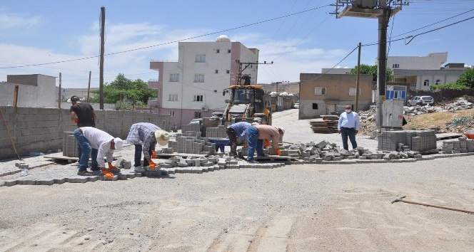 Cizre’de kilitli parke taşı döşeme çalışmaları devam ediyor