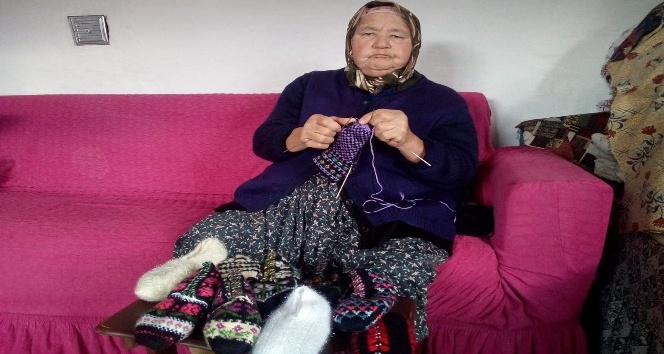 Sokağa Çıkma Kısıtlamasını Çorap Örerek Evde Geçiriyorlar Eskişehir