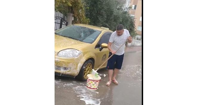 Şiddetli yağmuru fırsata çevirdiler, yağış altında arabalarını yıkadılar