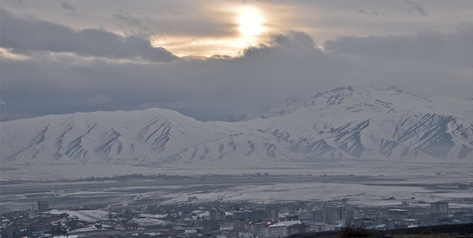 Yüksekova’da karlı dağların güzelliği