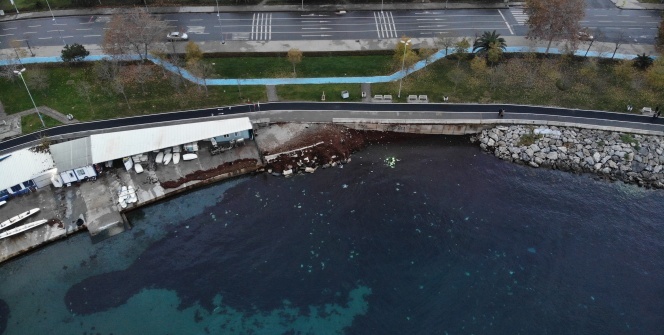 Caddebostan’da ilginç görüntü! Sahil kızıla boyandı