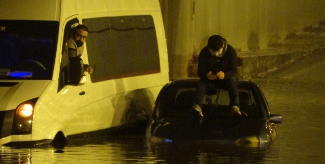 Göle dönen alt geçitte araç içinde mahsur kaldılar