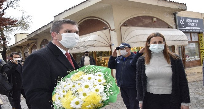 40 gün sonra Belediye’de çiçeklerle karşılandı, "Tedbirlere uyulmazsa canlar yanmaya devam eder" dedi