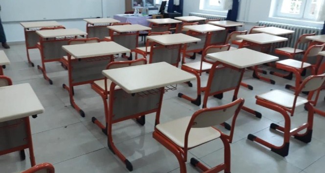 Vali Özkan, 11 derslikli okulun masa ve sandalyelerini yeniletti