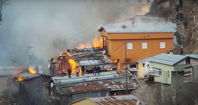 Rize'de çıkan yangında 7 ev tamamen yandı