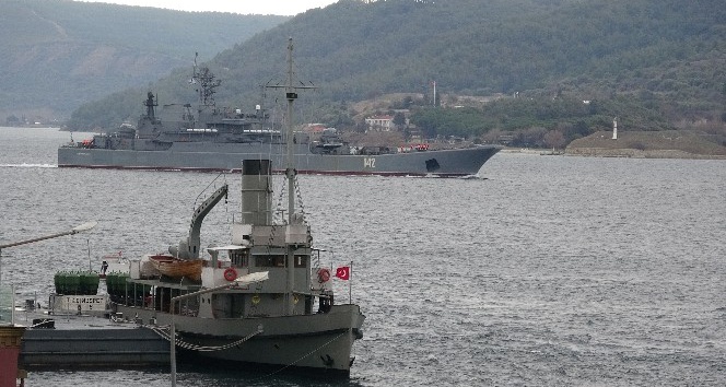 Rus savaş gemileri peş peşe Çanakkale Boğazı’ndan geçti