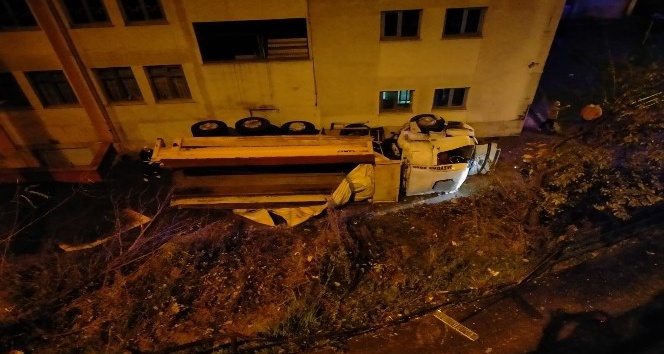Kontrolden çıkan kamyon okul bahçesine uçtu