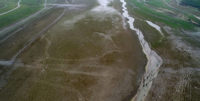 Suların yüzlerce metre çekildiği Sazlıdere Barajı’nda ev kalıntıları ortaya çıktı