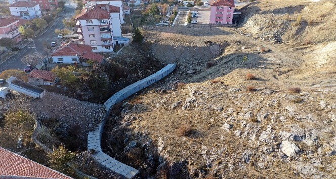 Akdağmadeni’nde alt yapı ve dere ıslahı çalışmaları sürüyor