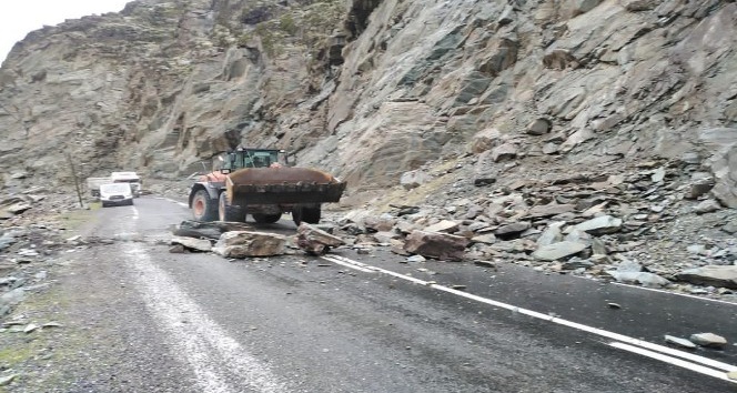 Şırnak’ta heyelan: Kaya parçalarının düştüğü yol trafiğe kapandı
