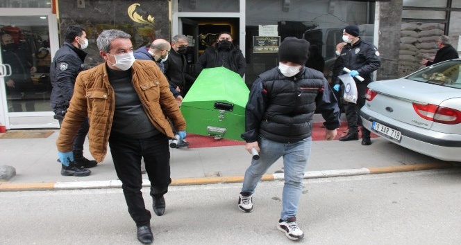 Otel odasında ölü bulundu