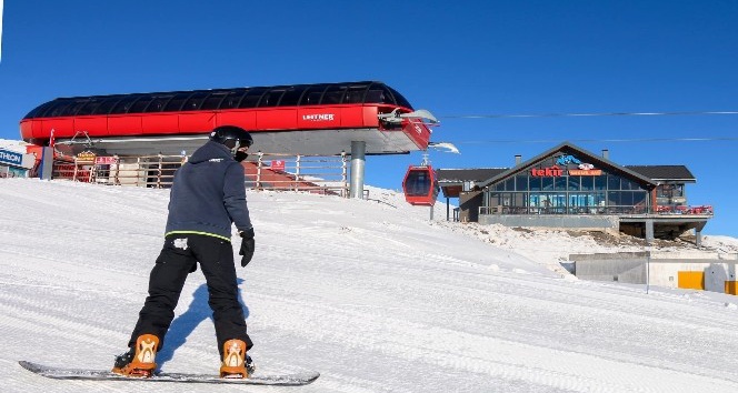 Erciyes’te kayak keyfi tüm hızıyla sürüyor