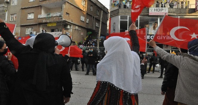 HDP’liler acılı annelere taş fırlattı