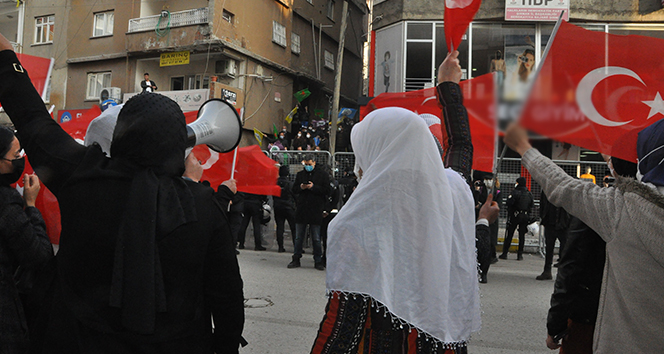 HDP’liler acılı annelere taş fırlattı