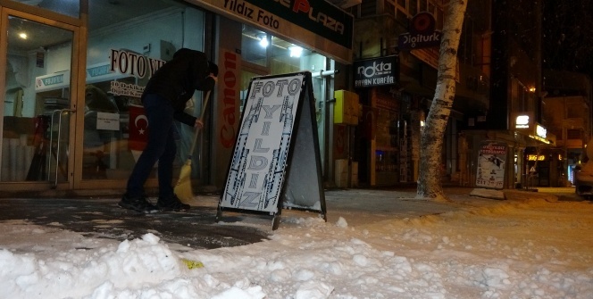 Lapa lapa kar yağdı! Her yer beyaza büründü!