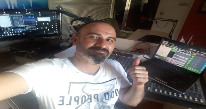 Kırşehir’li radyo spikeri, bozlak türküleri ile sanatçılardan canlı performans alıyor