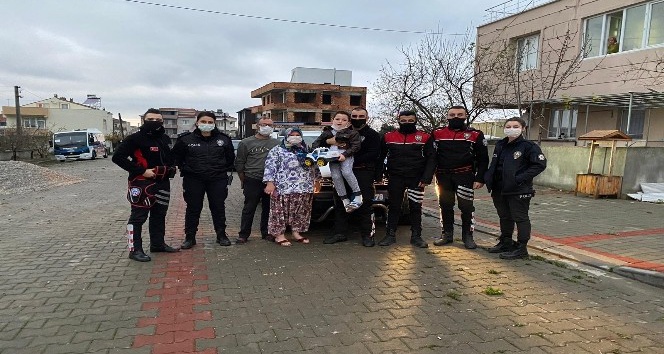 Polis ekiplerinden engelli çocuğa doğum günü sürprizi