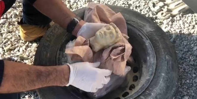 Paha biçilemez eserler süpürge kutusundan çıktı