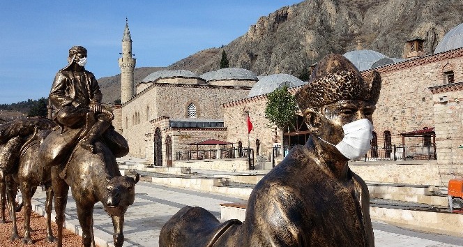 Kervancı başı heykeline “maske” taktılar