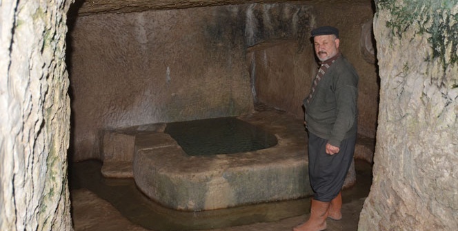 30 yıldır mağarada yaşıyor