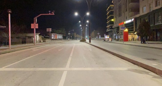 Kırşehir’de, sokaklar boş kaldı, polis güvenlik tedbirlerini uyguluyor