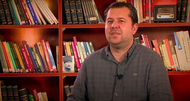 Doç. Dr. Aydın, "Beynine Bir Kez Hava Değmeye Görsün" isimli eseri kitap severler için anlattı