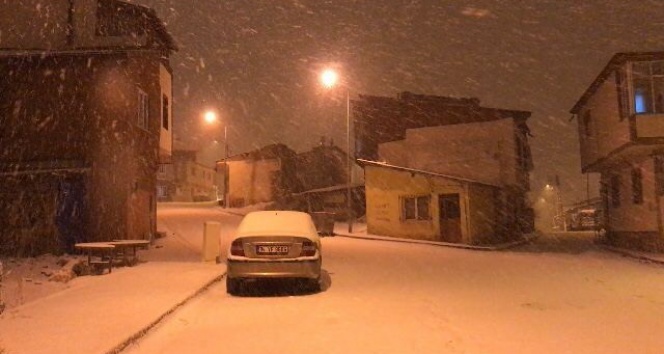 Bayburt’ta kar yağışı kenti beyaza bürüdü