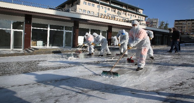 Şırnak’ta cadde ve sokaklar korona virüse karşı köpükle yıkandı