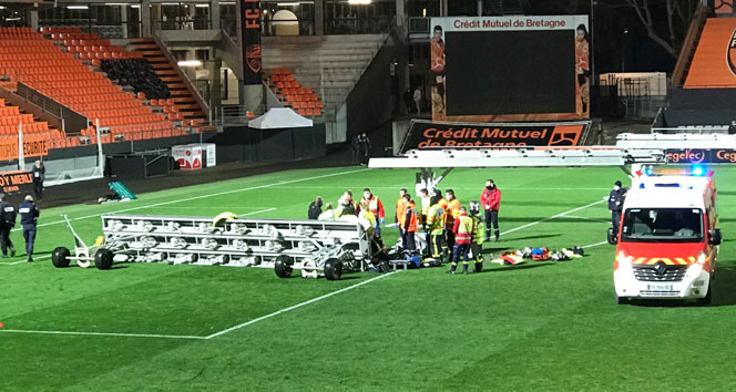 Lorient-Rennes maçının ardından üzerine projektör düşen görevli hayatını kaybetti