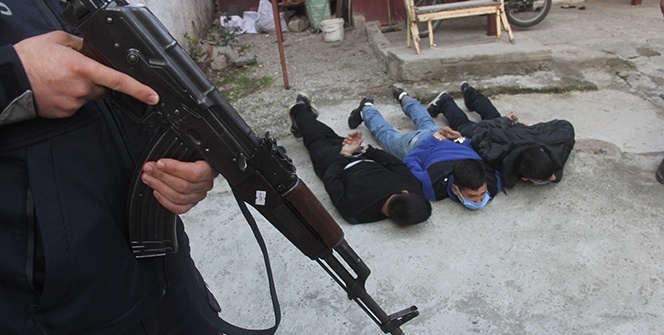 Adana’da uyuşturucu taşıdıkları öne sürülen ve polisi görünce kaçan 4 kişi, kovalamaca sonrası yakalandı