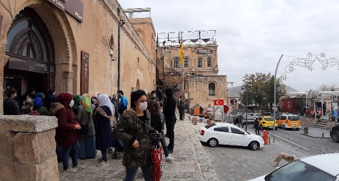 Mardin’de korona virüs kuyruğu