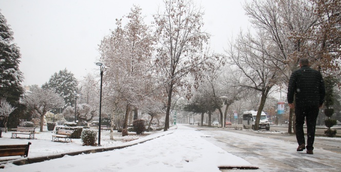 Sabaha karşı etkisini arttırdı! Her yer beyaza büründü