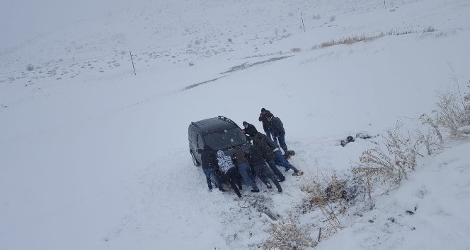 Bingöl’de kar yağışı kazalara neden oldu