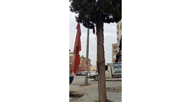 Mardin’de rüzgardan zarar gören Türk bayrağı, vatandaşın duyarlılığıyla yenilendi