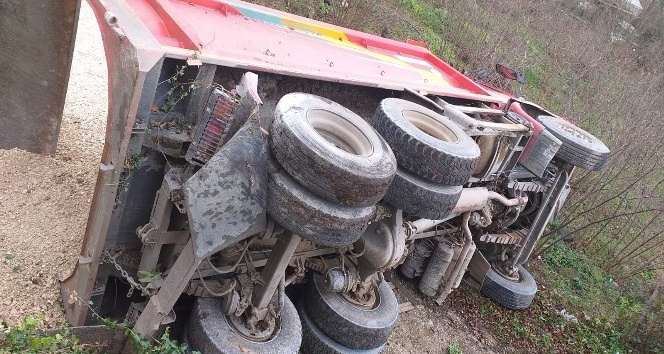 Ordu’da çakıl yüklü kamyon devrildi