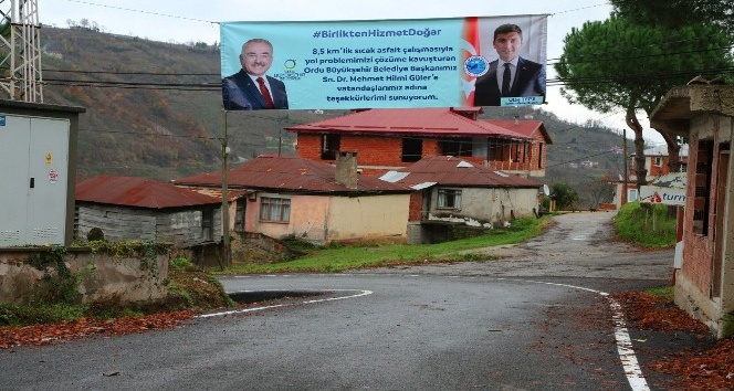 CHP’li başkandan AK Parti’li başkana afişli teşekkür