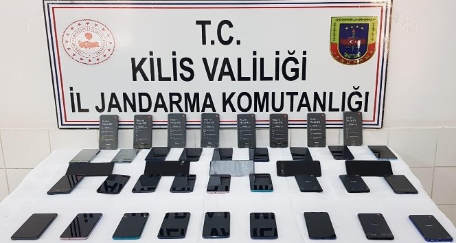 Gümrük kaçağı 40 cep telefonu yakalandı