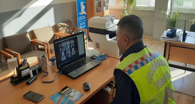 Jandarmadan öğrencilere canlı yayınla trafik dersi