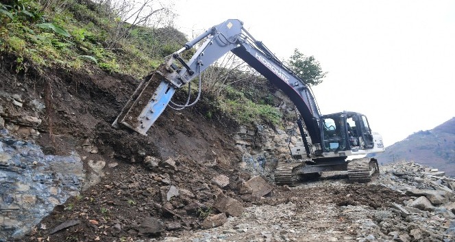Altınordu Belediyesi, kırsaldaki yol yapım çalışmalarını sürdürüyor