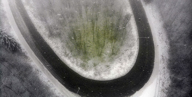 Beyaza bürünen Kartepe’nin yüksek bölgeleri havadan görüntülendi