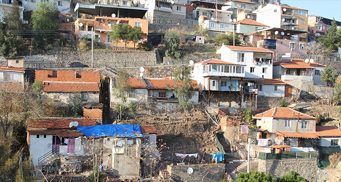 İzmir&#039;de depremden sonra heyelan paniği!