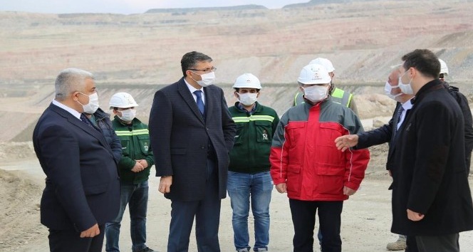 Vali Ali Çelik: “Üreten, taş üstüne taş koyan herkes başımızın tacı”