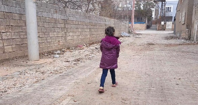 Tableti olmayan 7 yaşındaki öğrenci, canlı derslere katılmak için her gün 1 kilometre yürüyor