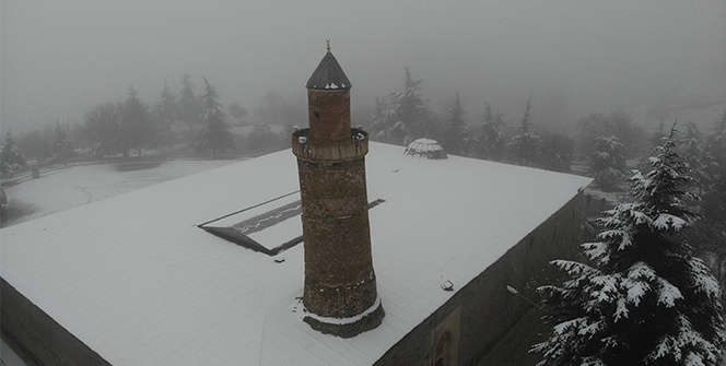 Elazığ'da kar ve sis altındaki tarihin eşsiz manzarası