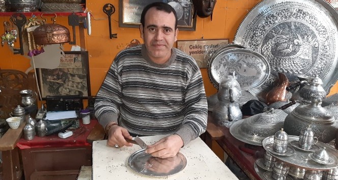 Müziğin ritmi ile bakırları işliyor