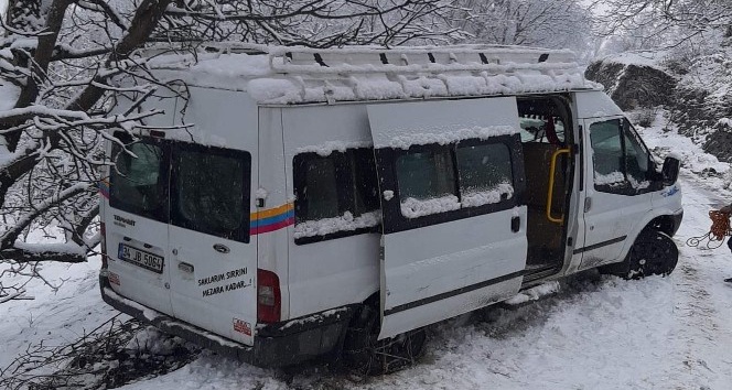 Siirt’te uçurumun kenarında mahsur kalan yolcu minibüsü kurtarıldı