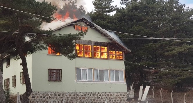 Tadilat yapılan yayla evi alev alev yandı