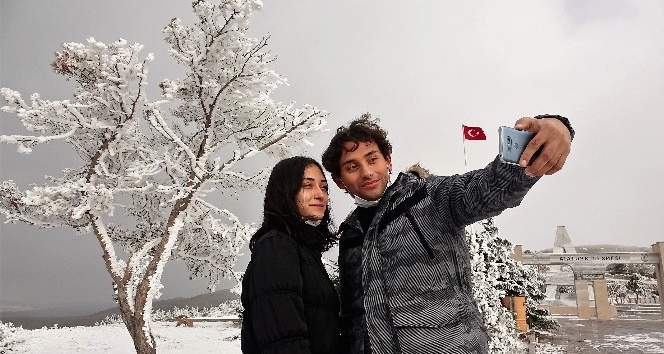 1650 rakımlı tepede kar manzarasının tadını çıkardılar